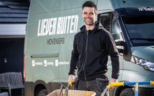 Jasper Dekker bij zijn Liever Buiten-bus